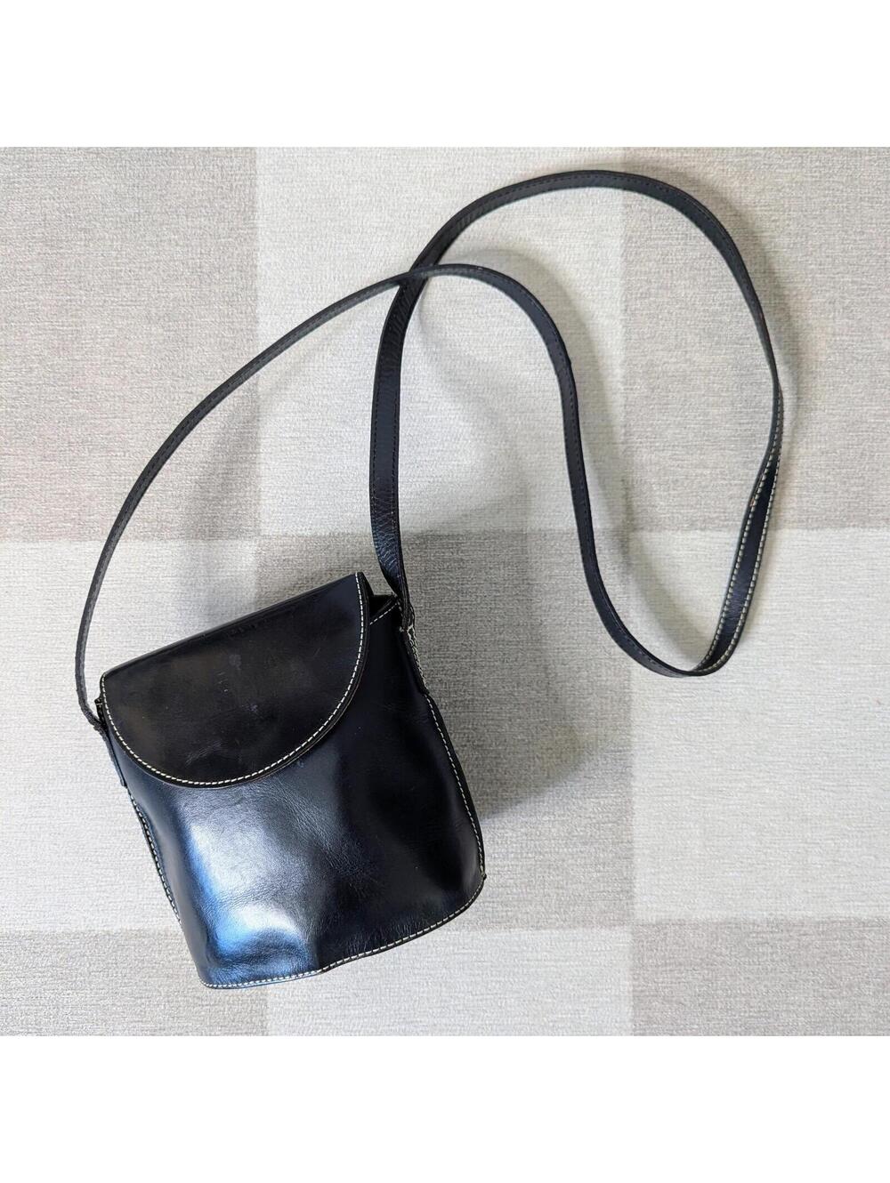 Vintage 90s 00s Unisa leather sculptural minimalist crossbody bag